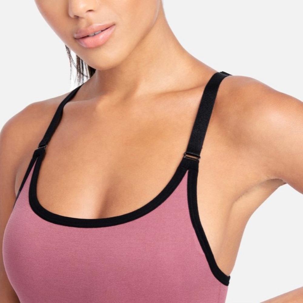 BEBE SPORT CONTRAST KEY HOLE BACK SPORT BRA